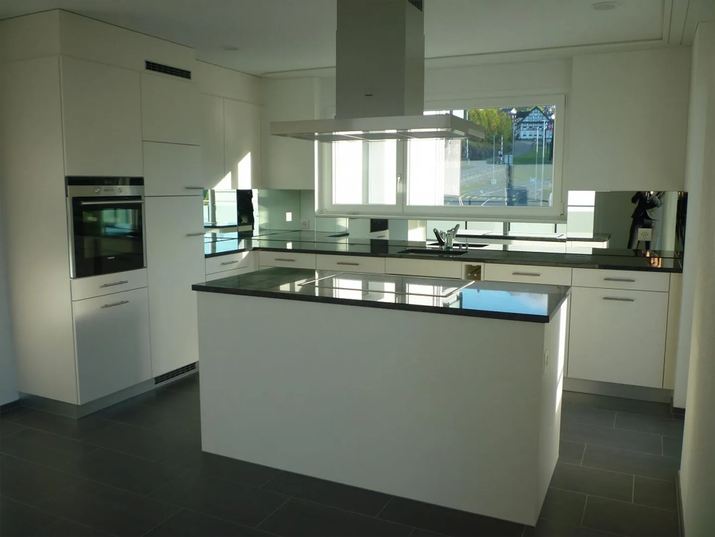 Spacious living in prime location - stylish, central, top equipped - Photo 2 of 11