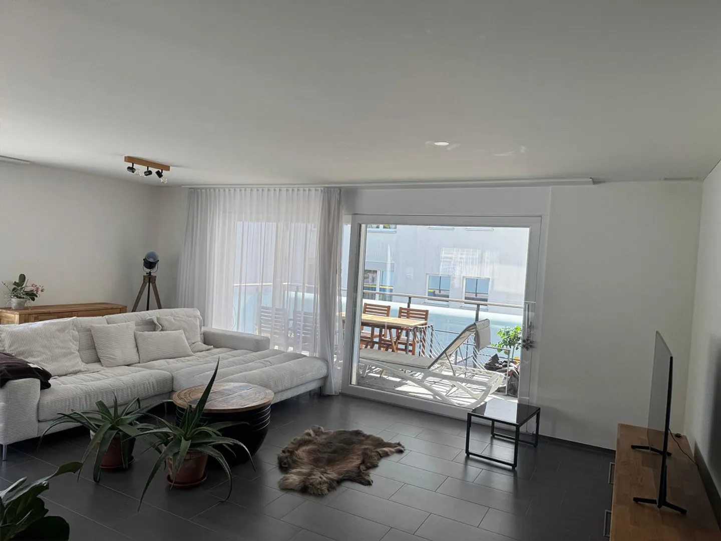 Spacious living in prime location - stylish, central, top equipped - Photo 3 of 11