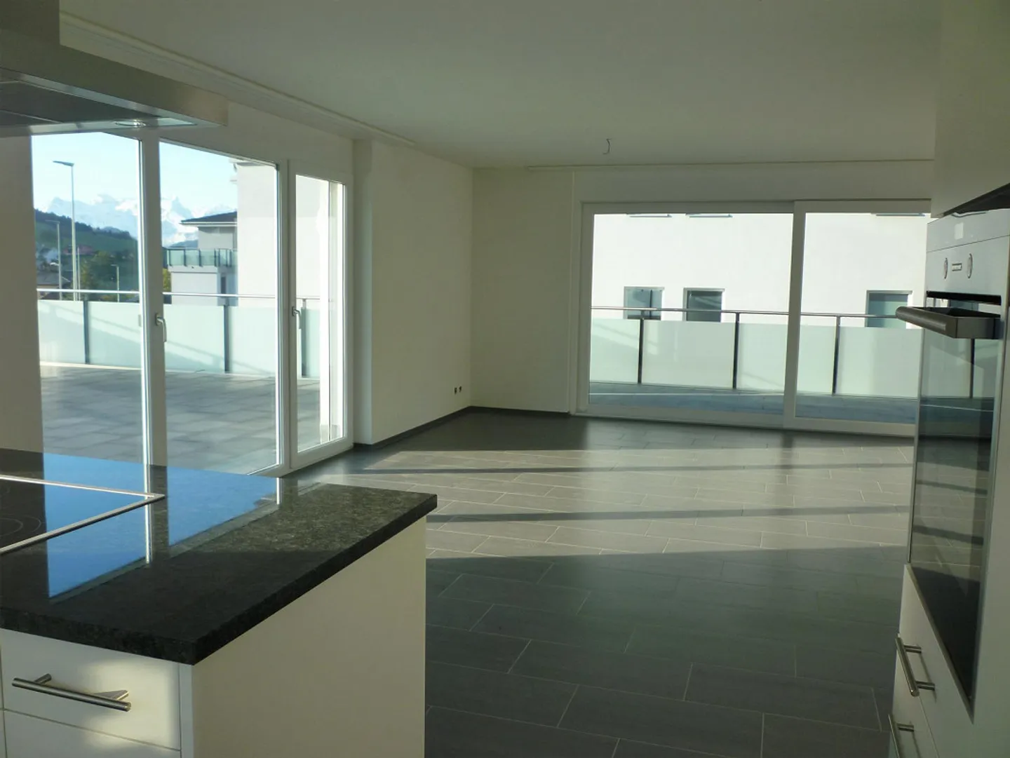 Spacious living in prime location - stylish, central, top equipped - Photo 4 of 11