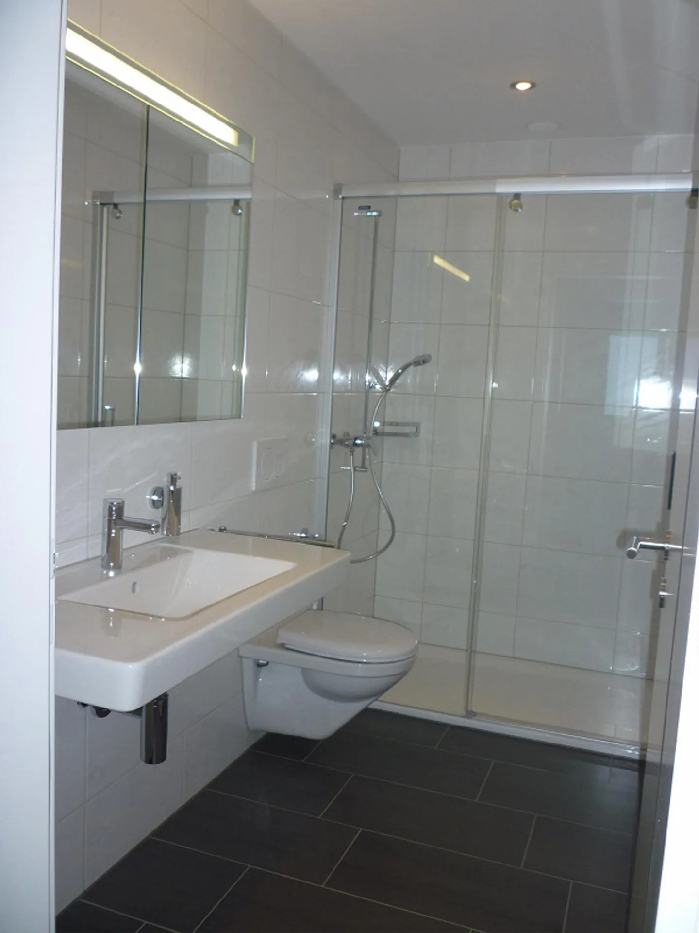 Spacious living in prime location - stylish, central, top equipped - Photo 7 of 11