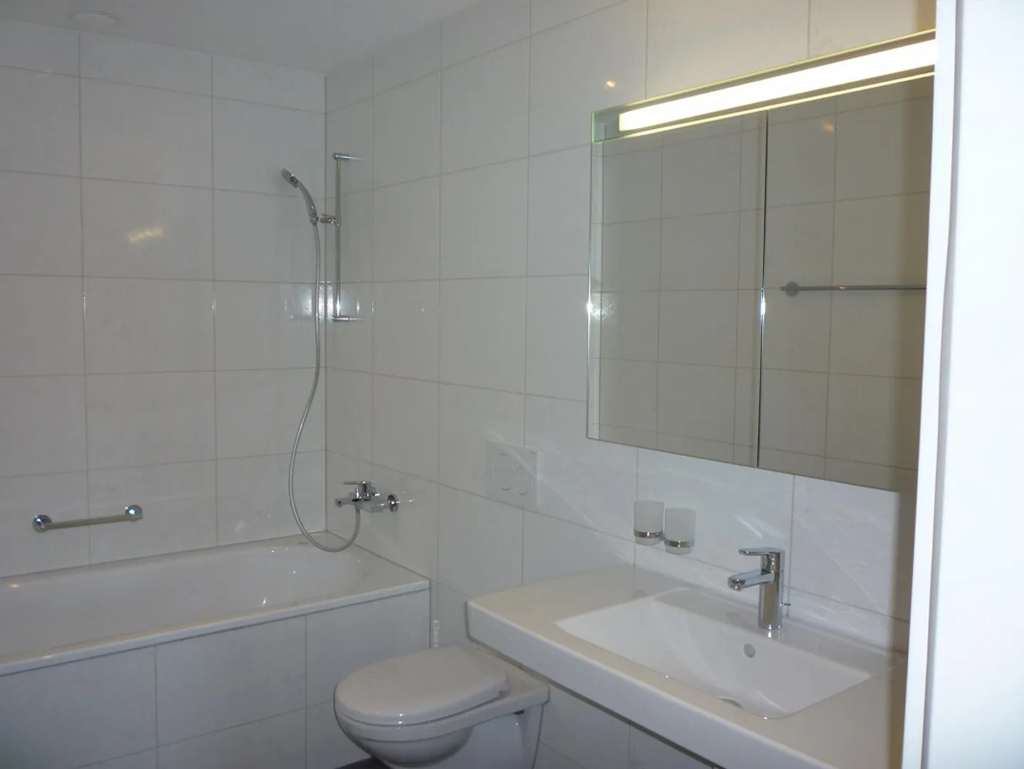 Spacious living in prime location - stylish, central, top equipped - Photo 8 of 11