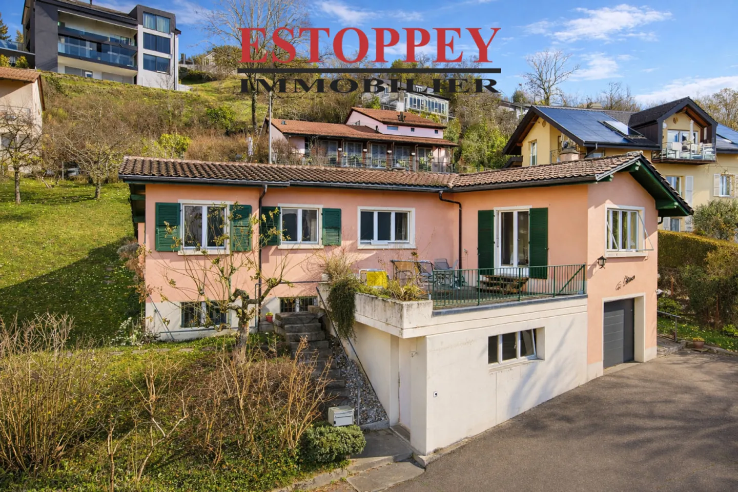 Villa indipendente di 4,5 locali con vista lago e alto potenziale di ampliamento - Foto 1 di 12