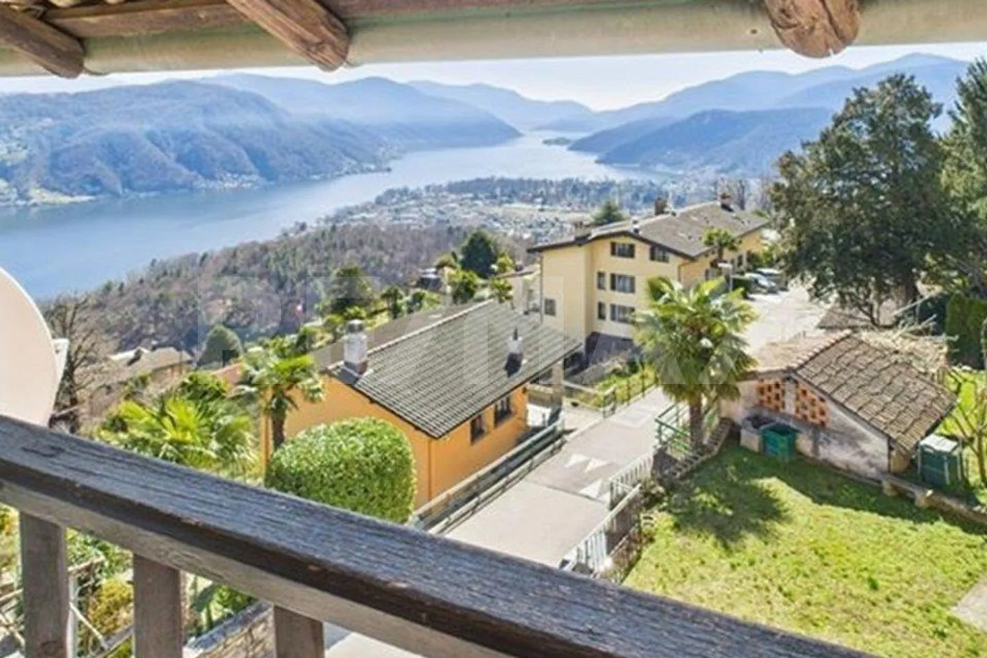 Casa da sogno con vista lago: Eleganza, comfort e relax - Foto 1 di 13