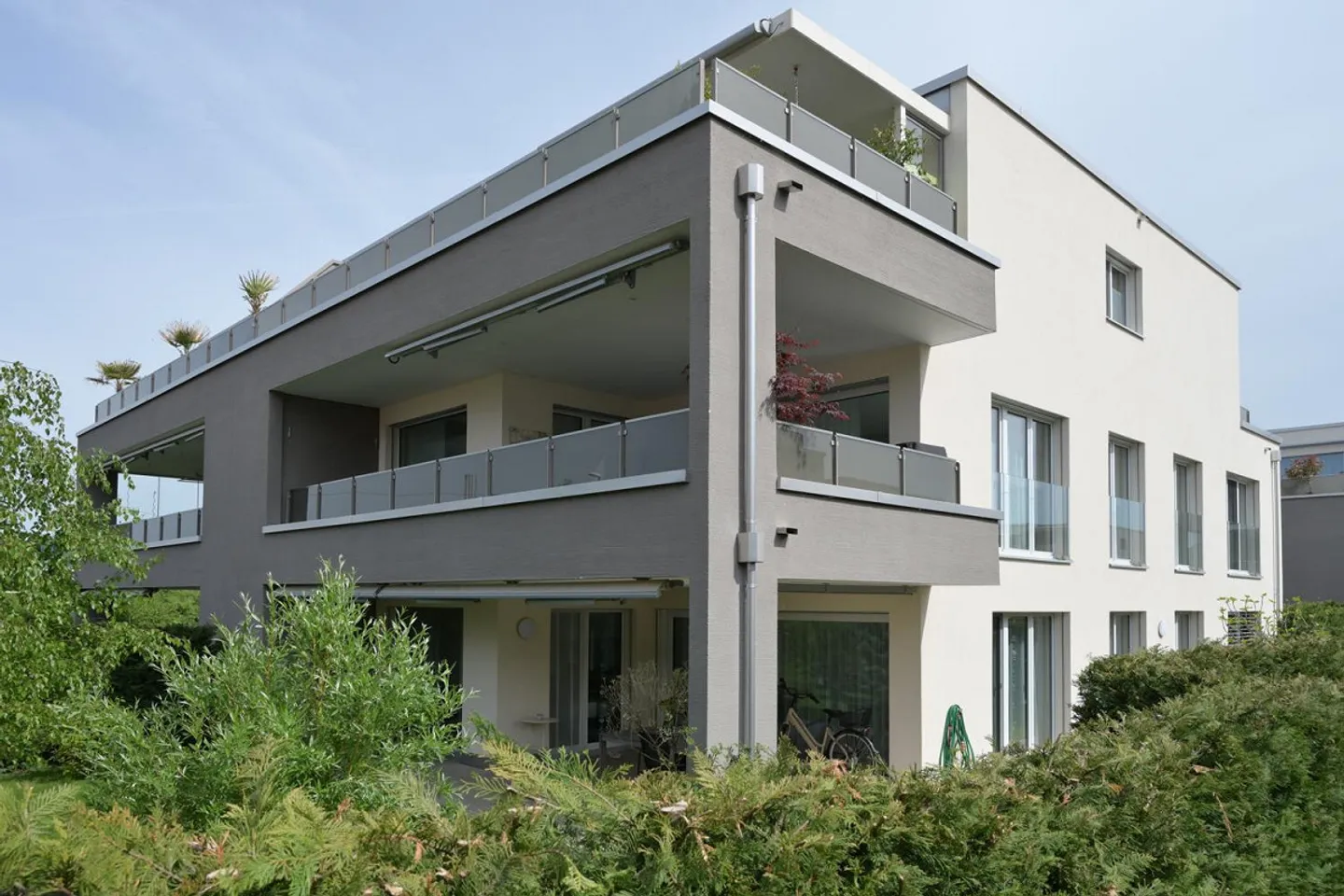 Appartamento giardino spazioso e soleggiato di 4,5 stanze con alto standard - Foto 1 di 11