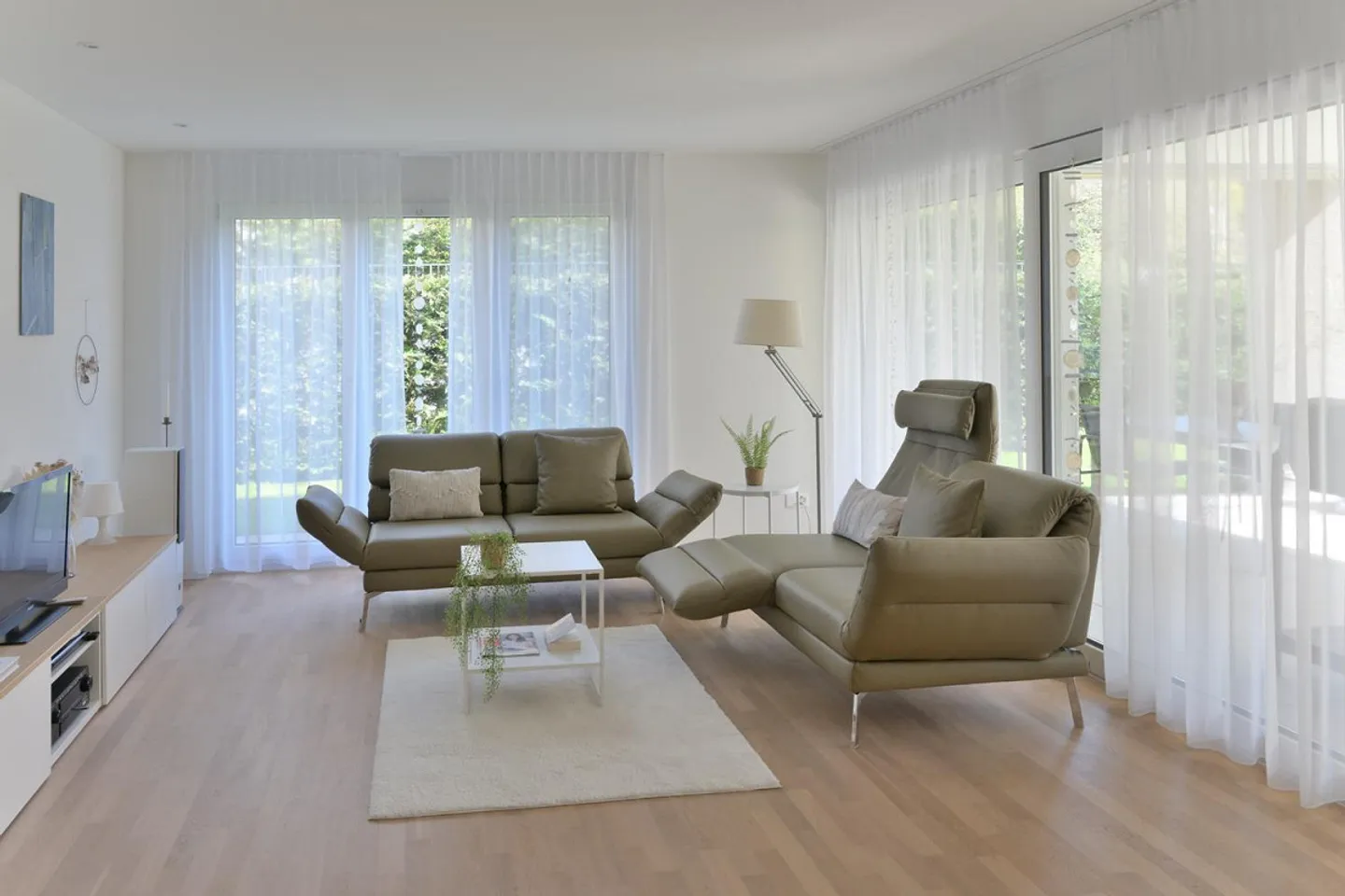 Appartamento giardino spazioso e soleggiato di 4,5 stanze con alto standard - Foto 2 di 11