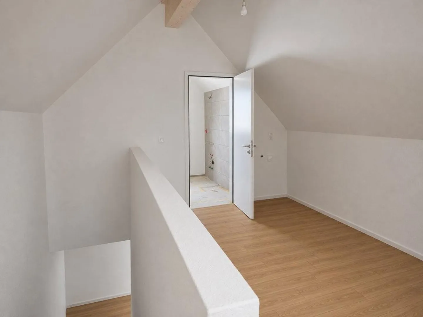 Appartement en duplex moderne de 2,5 pièces - Photo 2 sur 4