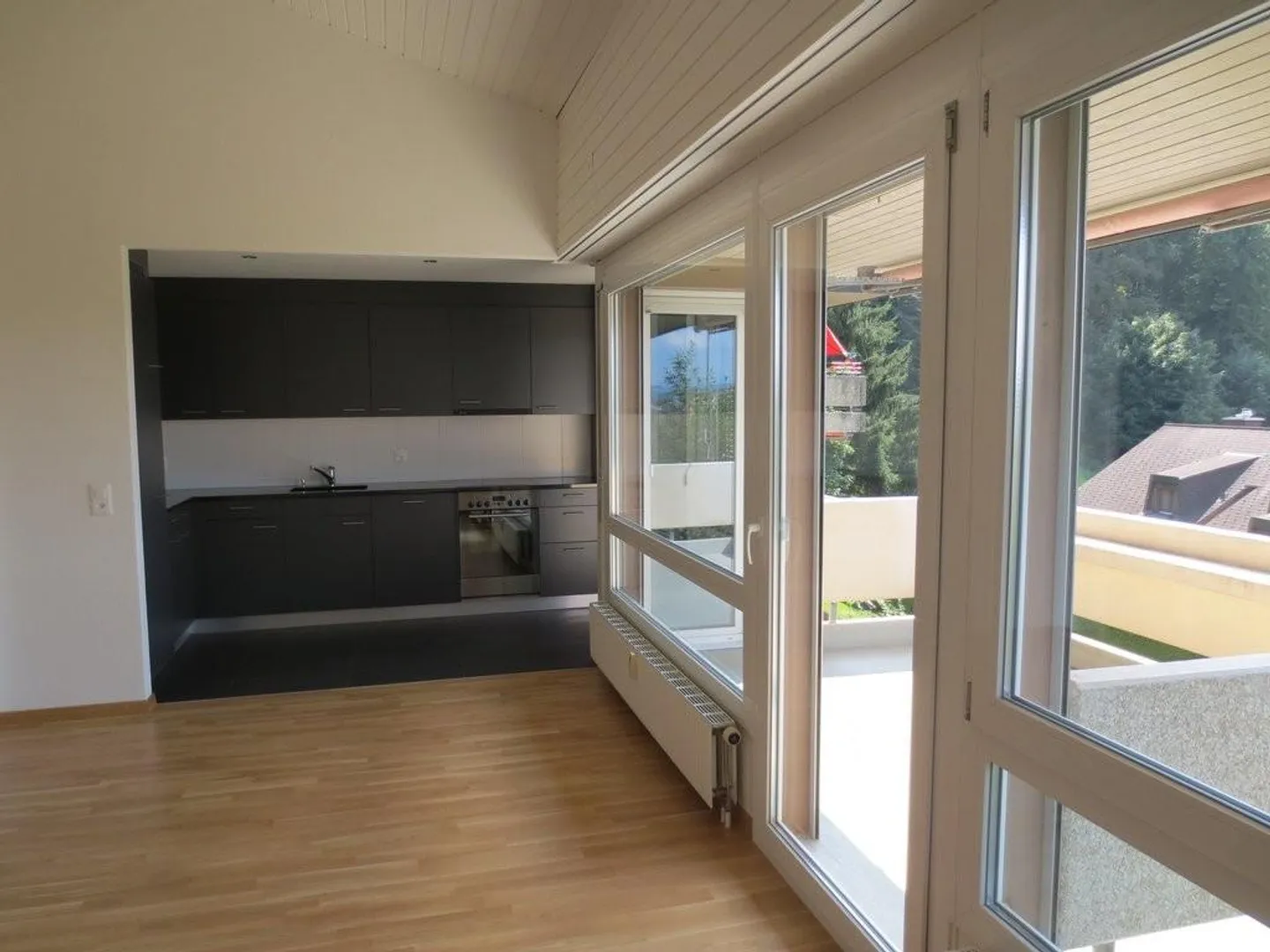 schöne, ruhig gelegene 4.5-Zi-Wohnung mit Balkon und Aussicht - Foto 2 von 11