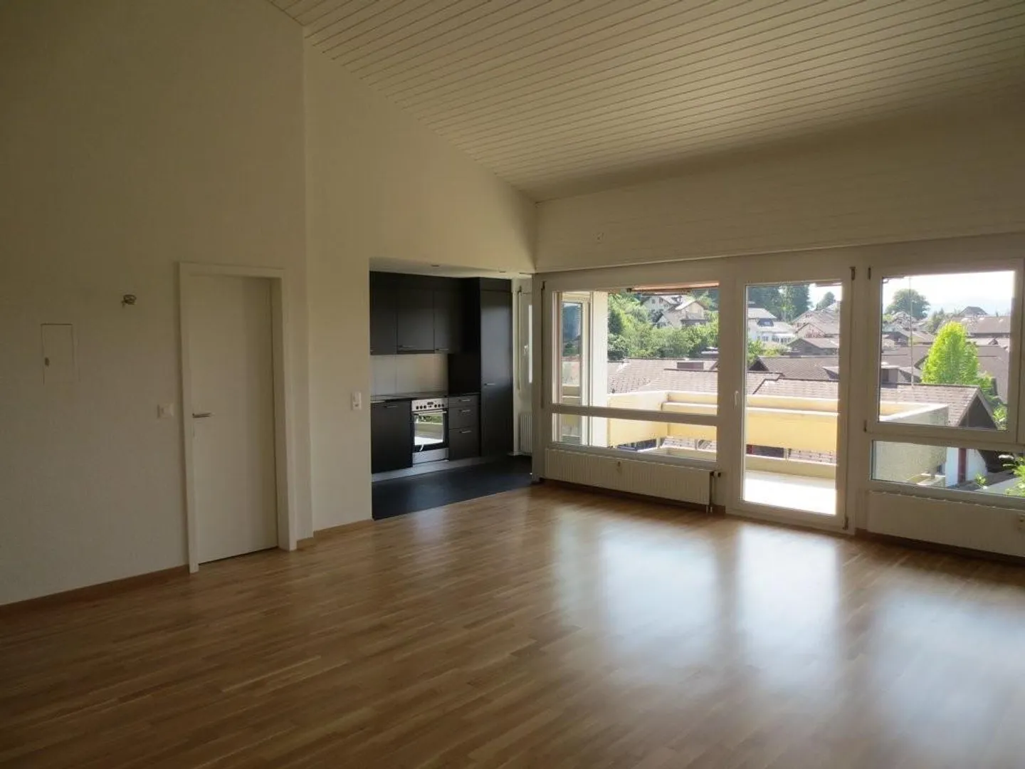 schöne, ruhig gelegene 4.5-Zi-Wohnung mit Balkon und Aussicht - Foto 3 von 11