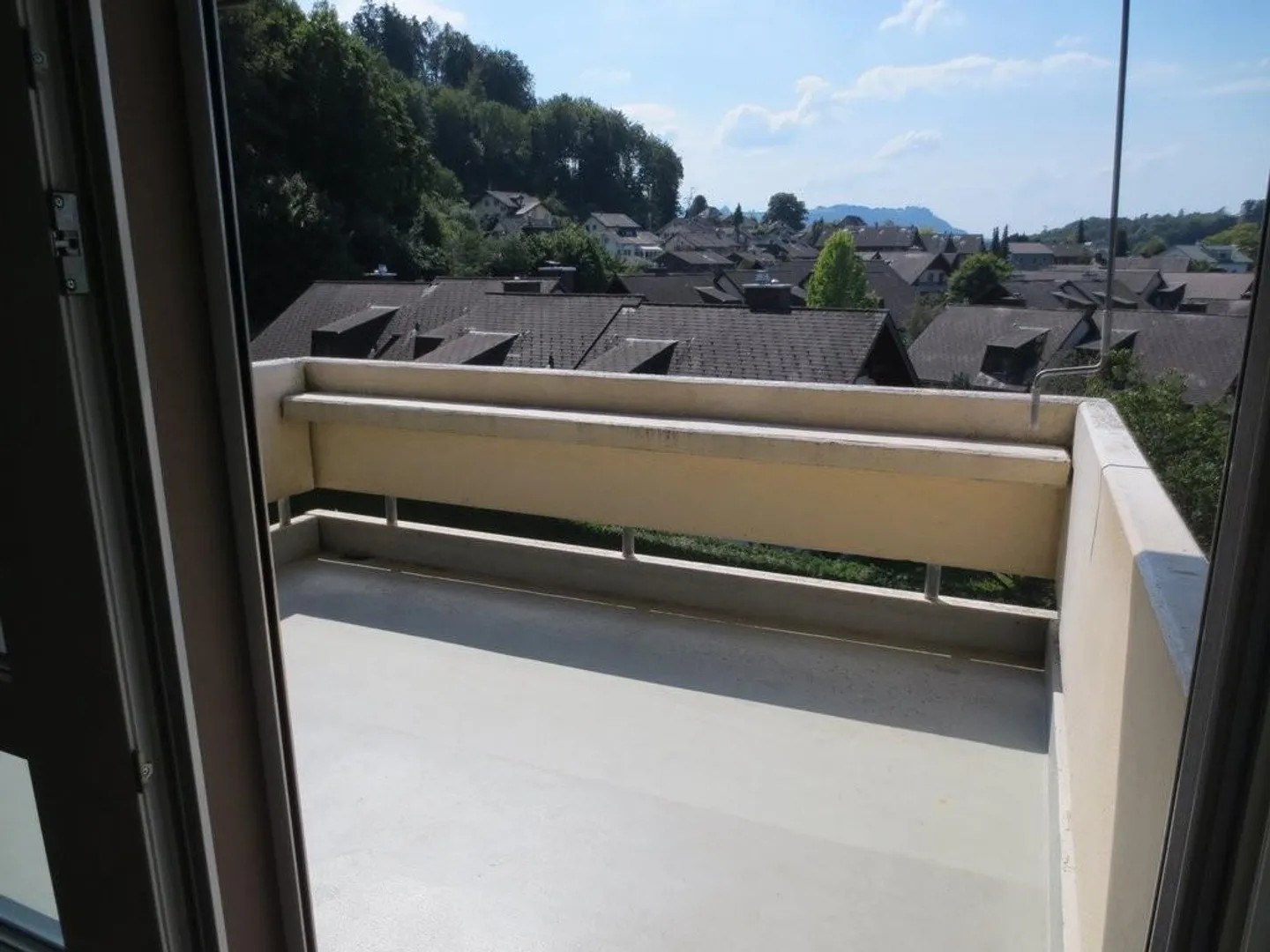 schöne, ruhig gelegene 4.5-Zi-Wohnung mit Balkon und Aussicht - Foto 4 von 11