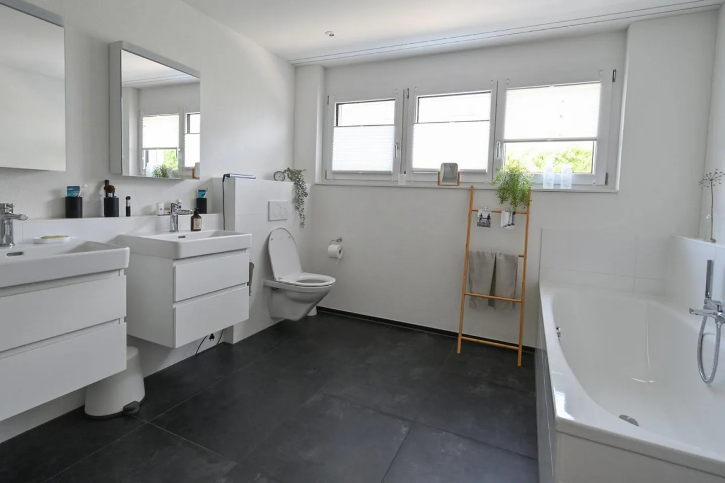 Appartamento giardino spazioso e soleggiato di 4,5 stanze con alto standard - Foto 7 di 11