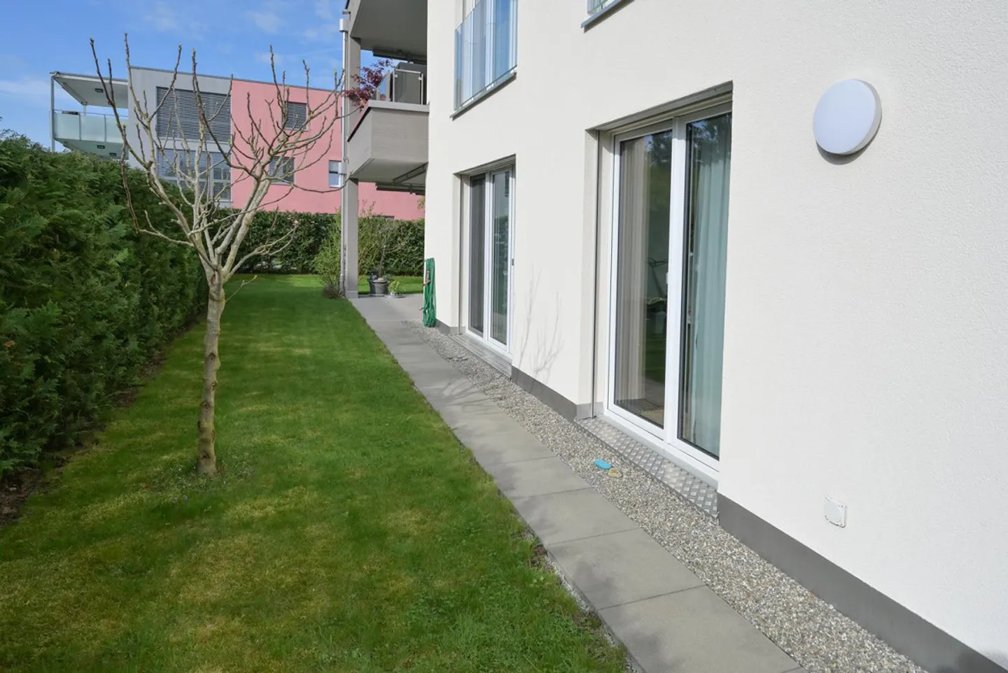 Appartamento giardino spazioso e soleggiato di 4,5 stanze con alto standard - Foto 10 di 11