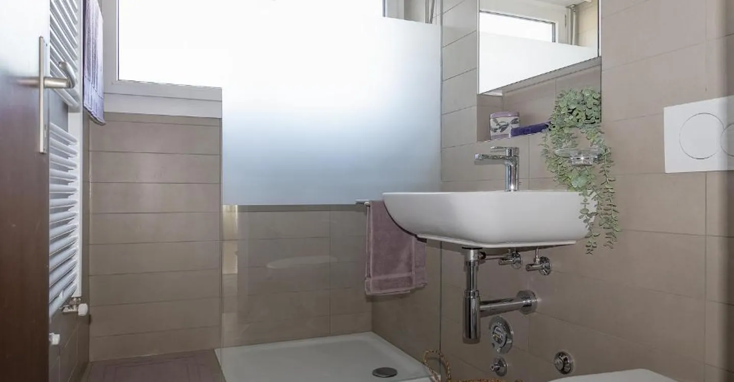 Caslano-Opposite the FLP station-We rent a renovated studio apartment - Photo 5 of 7