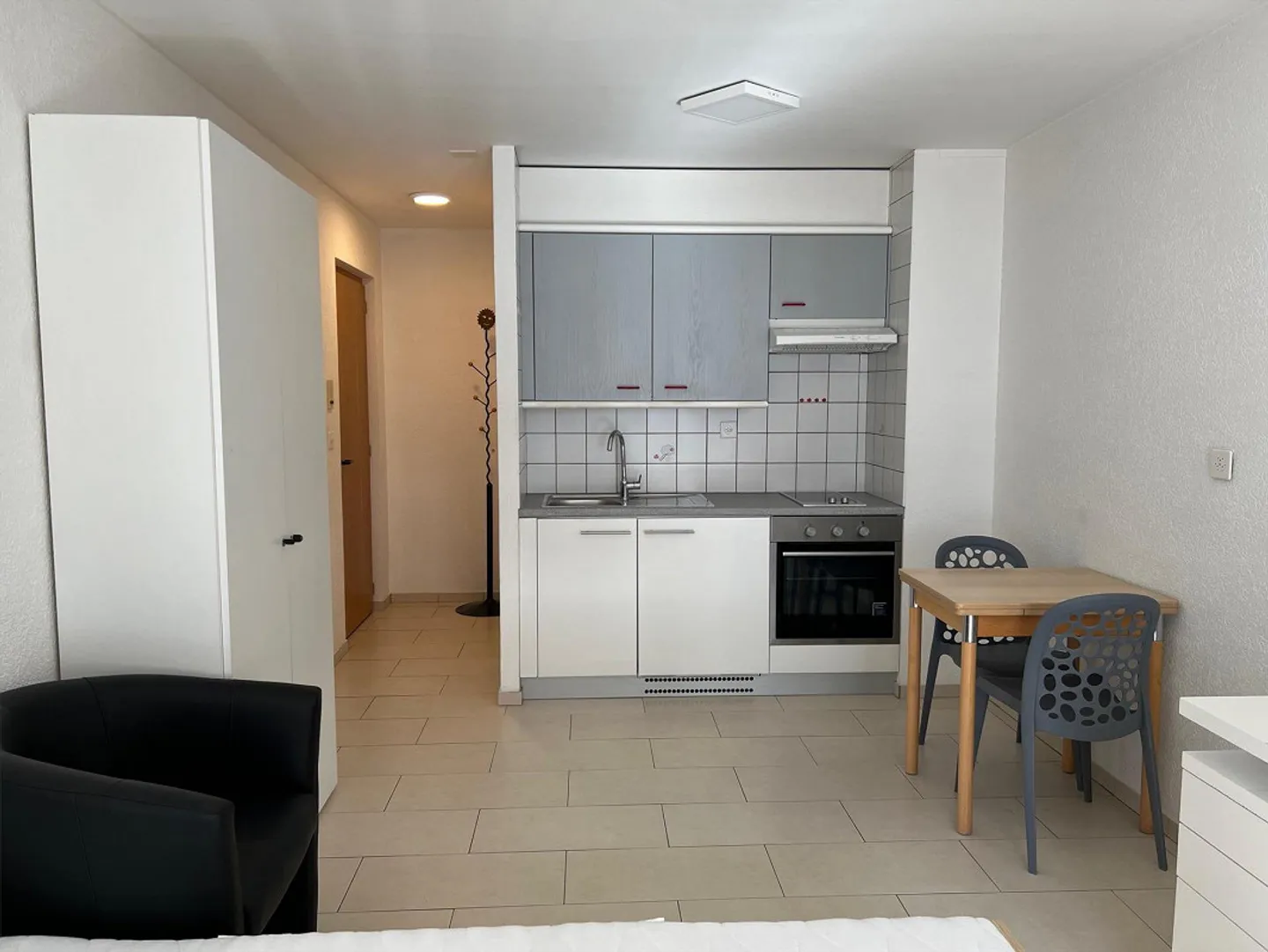 Studio meublé avec balcon au centre de Siders - Photo 1 sur 4