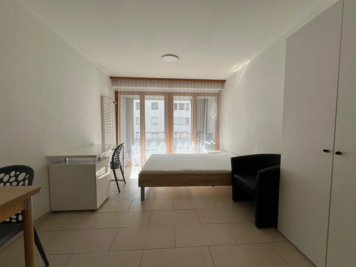 Studio meublé avec balcon au centre de Siders - Photo 2 sur 4