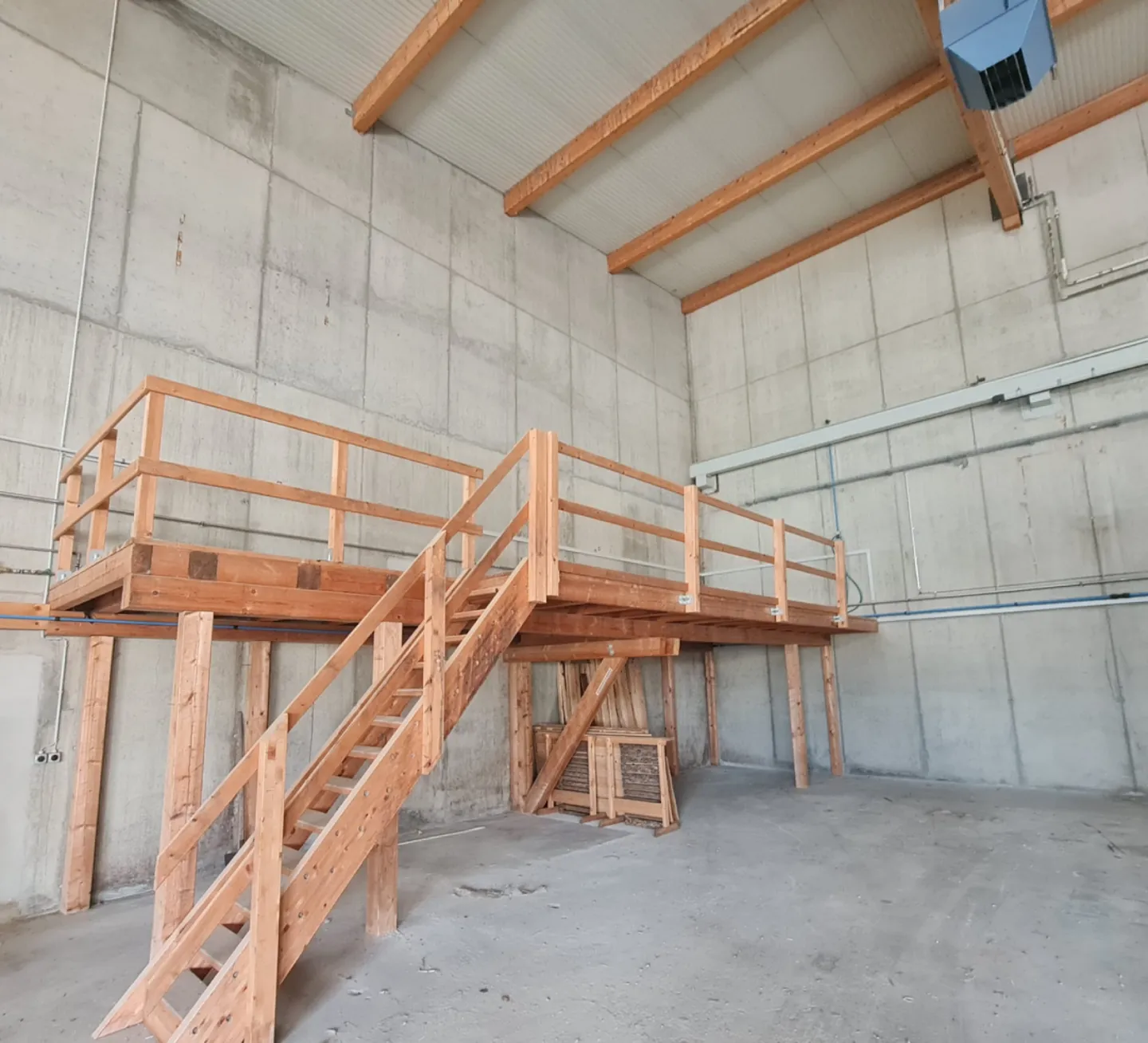 Warehouse - Photo 3 of 7