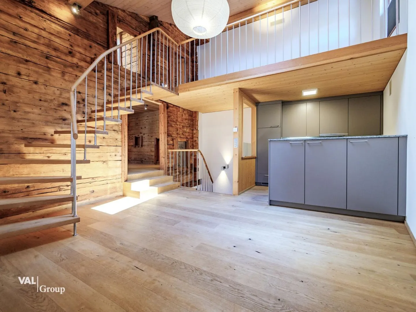 Casa Walliser ristrutturata nel vecchio centro del villaggio di Leuk - Foto 2 di 13