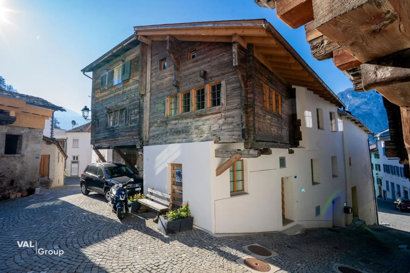 Casa Walliser ristrutturata nel vecchio centro del villaggio di Leuk - Foto 1 di 13