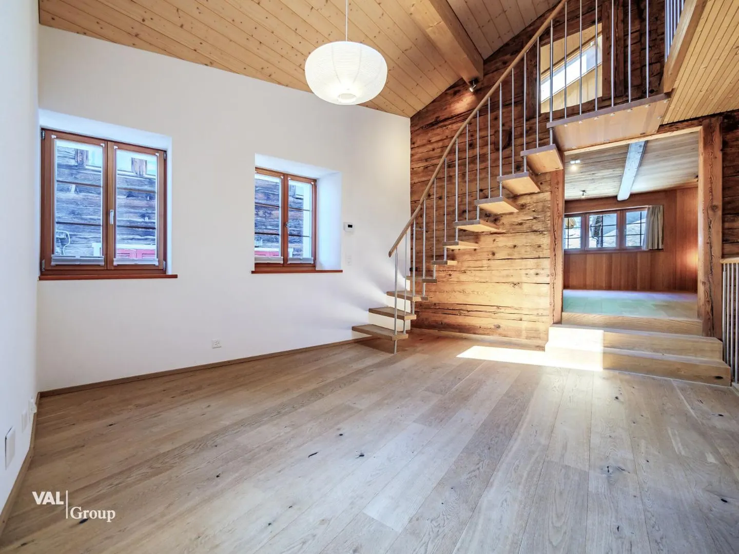 Casa Walliser ristrutturata nel vecchio centro del villaggio di Leuk - Foto 3 di 13