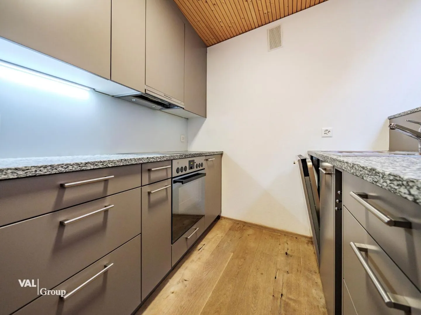 Casa Walliser ristrutturata nel vecchio centro del villaggio di Leuk - Foto 4 di 13