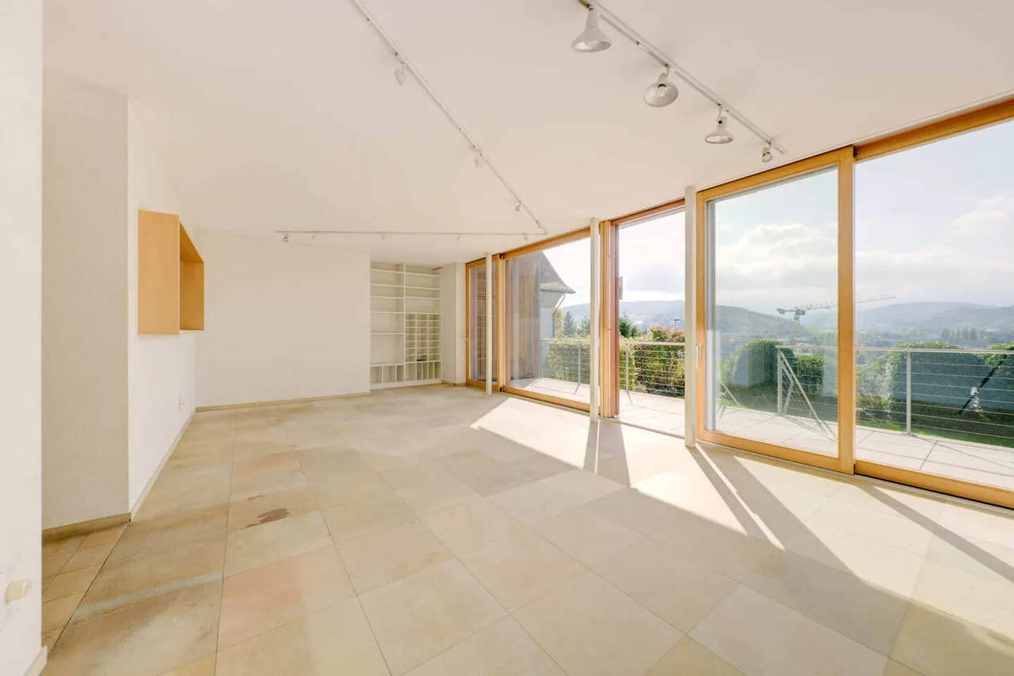 Exclusive living in a sun-drenched location - Photo 4 of 15