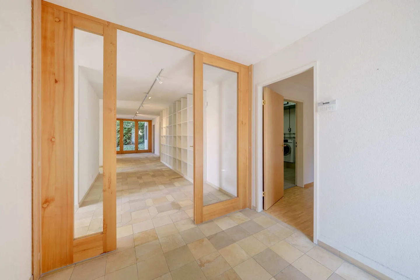 Exclusive living in a sun-drenched location - Photo 3 of 15