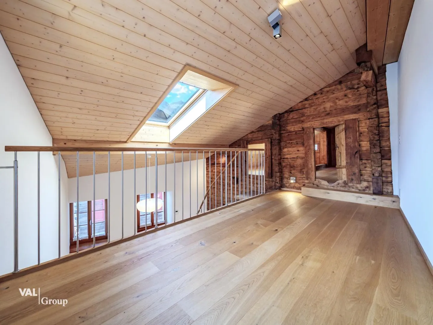 Casa Walliser ristrutturata nel vecchio centro del villaggio di Leuk - Foto 8 di 13