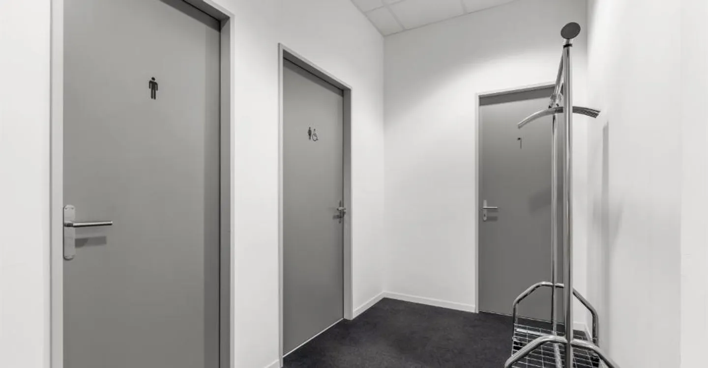 Office or Retail Space in the Heart of Pfäffikon SZ - Photo 9 of 10