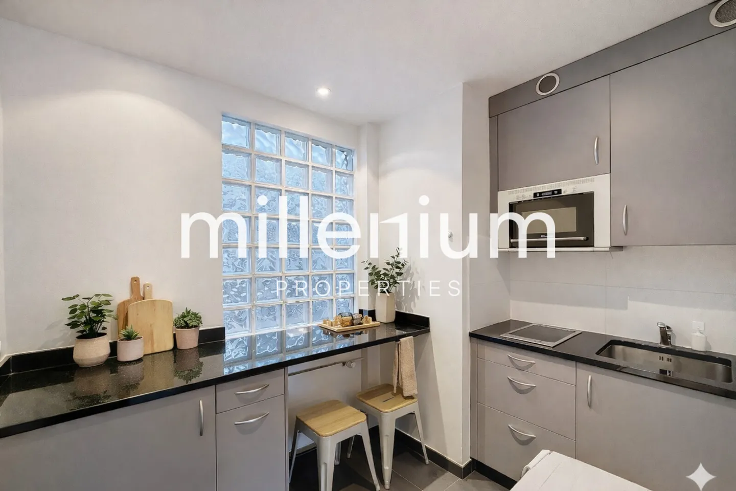 2-Room Apartment | Heart of Geneva - Photo 2 of 4