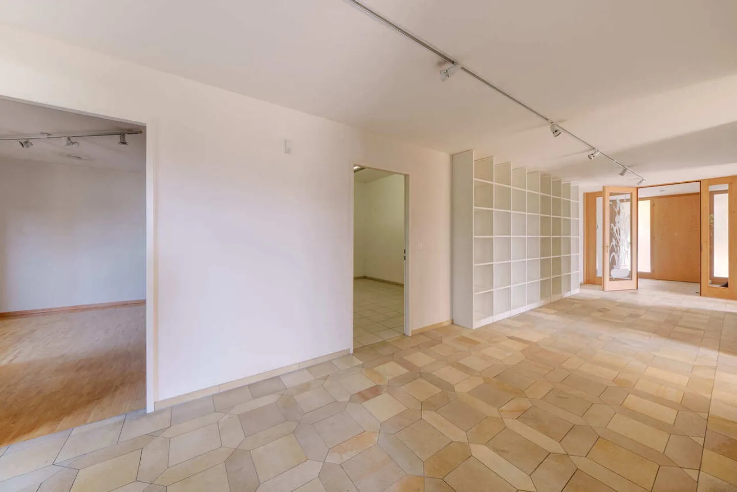 Exclusive living in a sun-drenched location - Photo 8 of 15