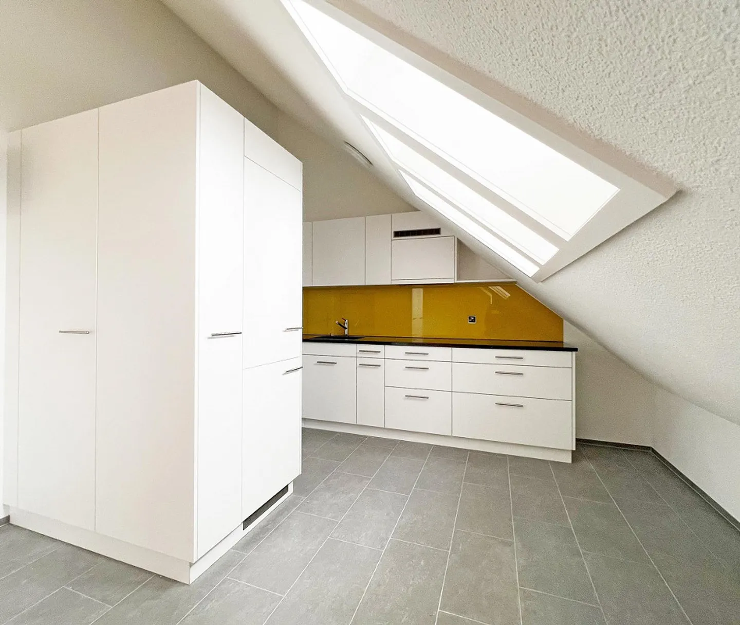 3.5-room attic apartment with gallery in Bülach - Photo 3 of 12