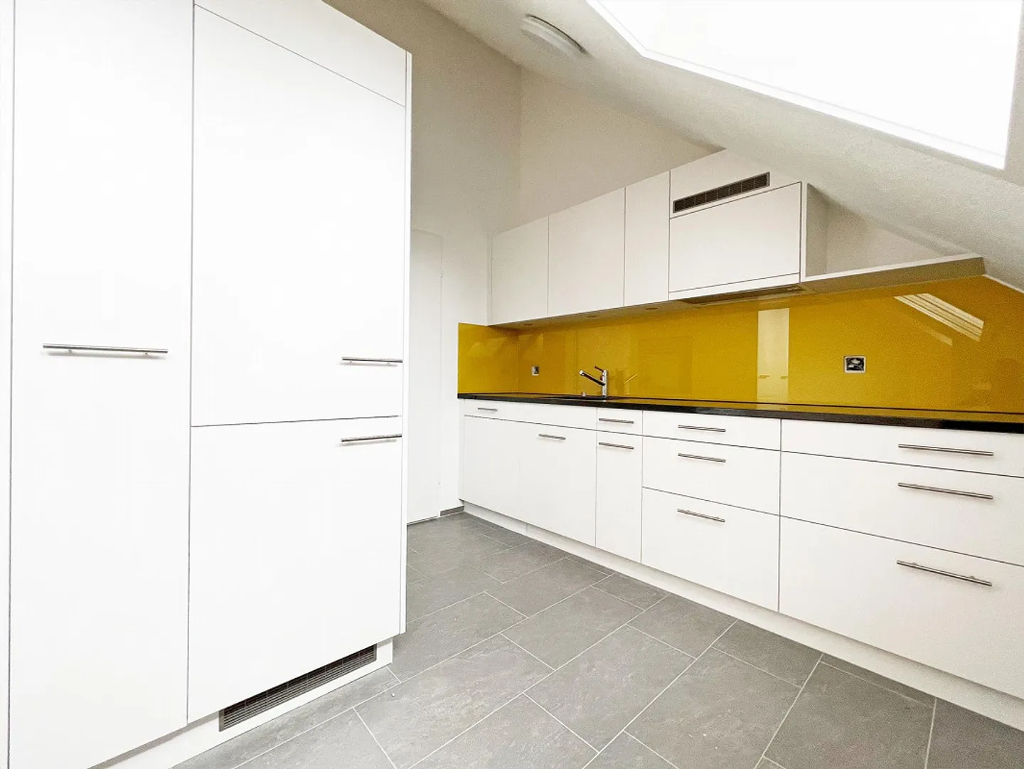 3.5-room attic apartment with gallery in Bülach - Photo 4 of 12