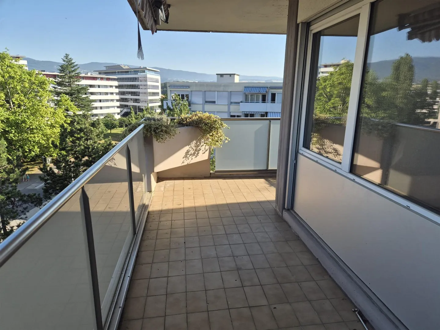 geräumige 5,5-Zimmer-Wohnung mit Aussicht in Nyon - Foto 2 von 10