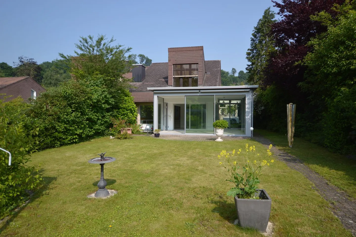 Charming single-family house with idyllic garden and stunning view - Photo 2 of 14