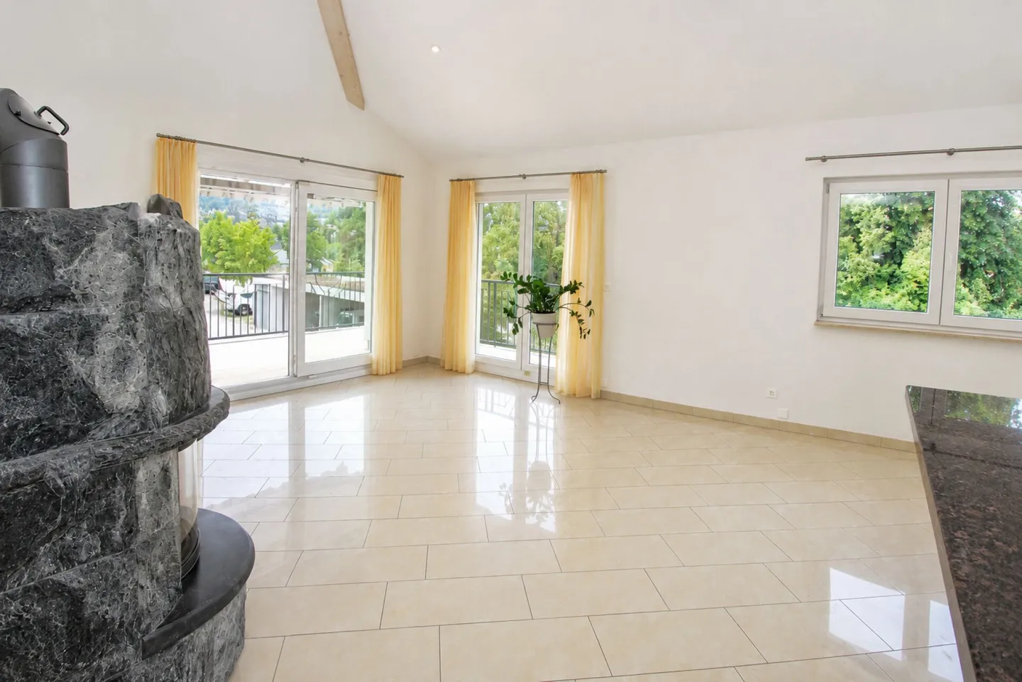 Top-Floor Apartment with Vaulted Ceilings - Photo 2 of 12