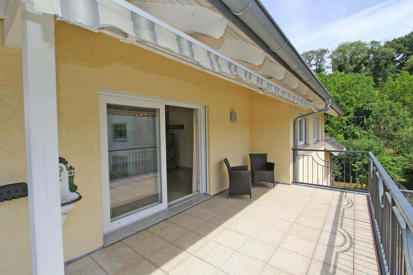 Top-Floor Apartment with Vaulted Ceilings - Photo 6 of 12