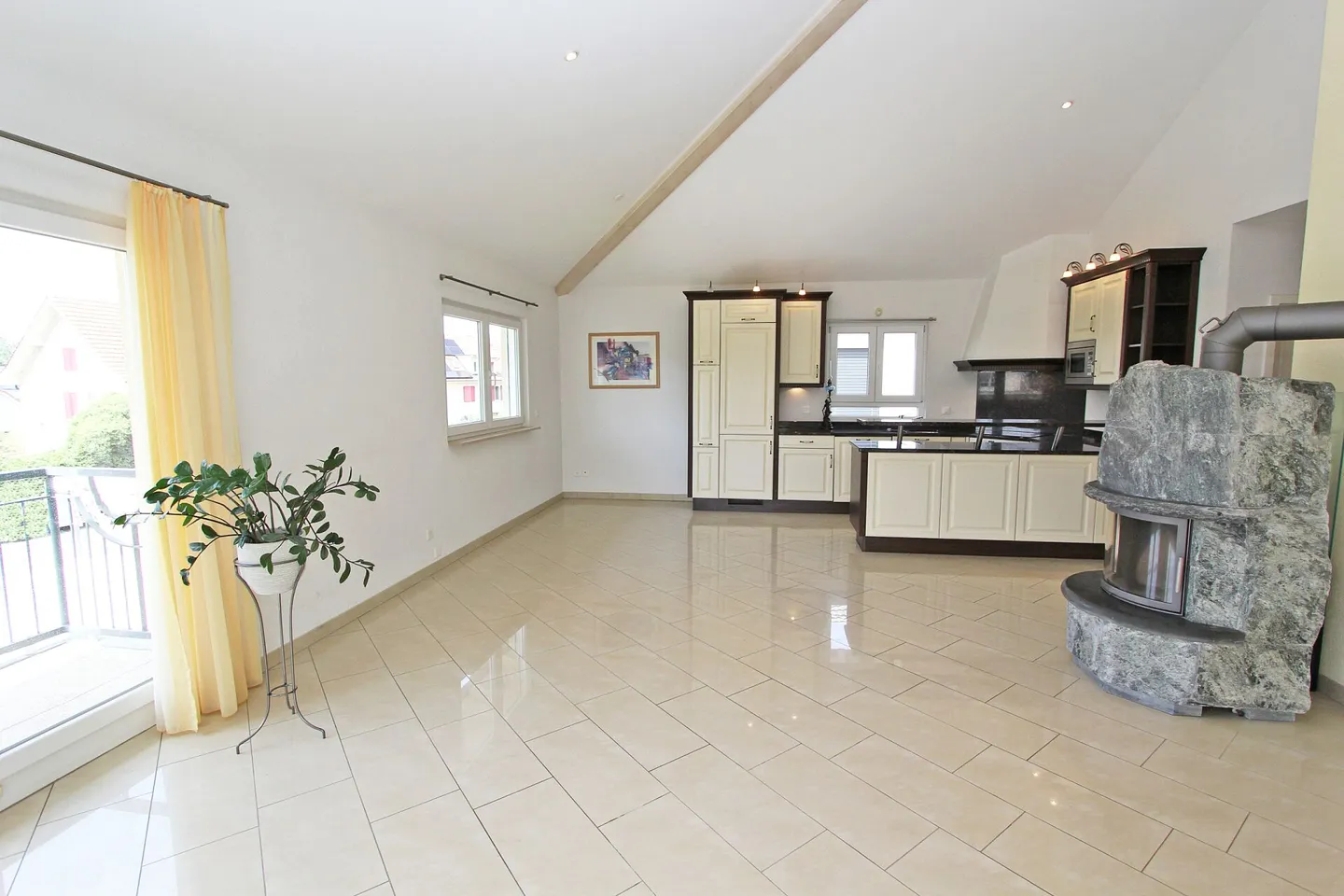 Top-Floor Apartment with Vaulted Ceilings - Photo 7 of 12