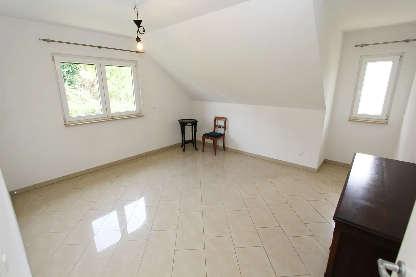 Top-Floor Apartment with Vaulted Ceilings - Photo 9 of 12