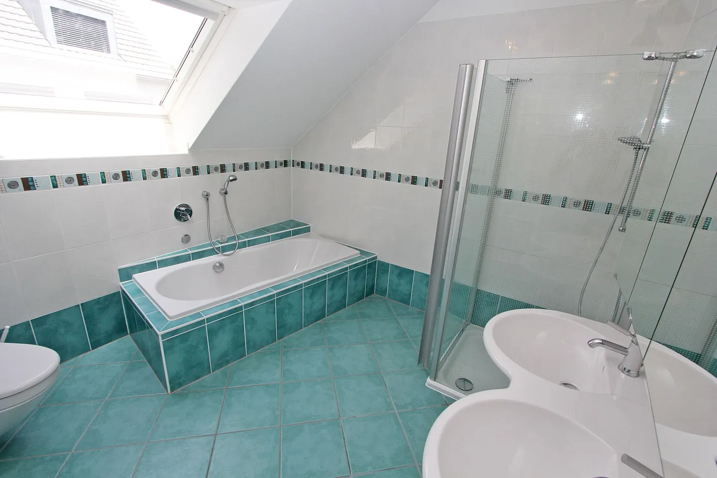 Top-Floor Apartment with Vaulted Ceilings - Photo 10 of 12
