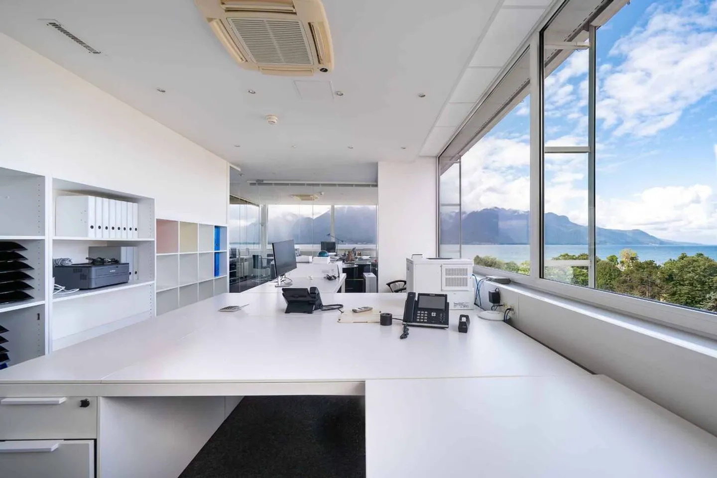 Offrez-vous un cadre de travail unique en colocation avec vue sur le lac. - Photo 5 sur 6