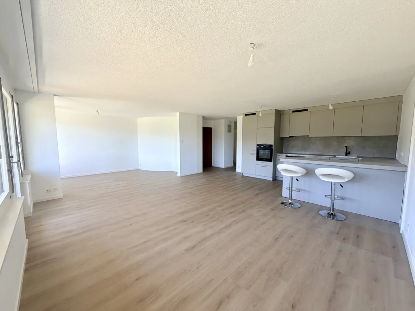 Appartement rénové avec vue sur le lac - Photo 1 sur 12