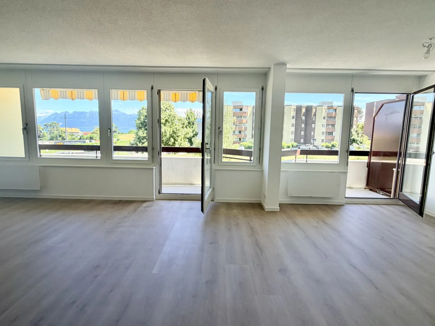 Appartement rénové avec vue sur le lac - Photo 3 sur 12