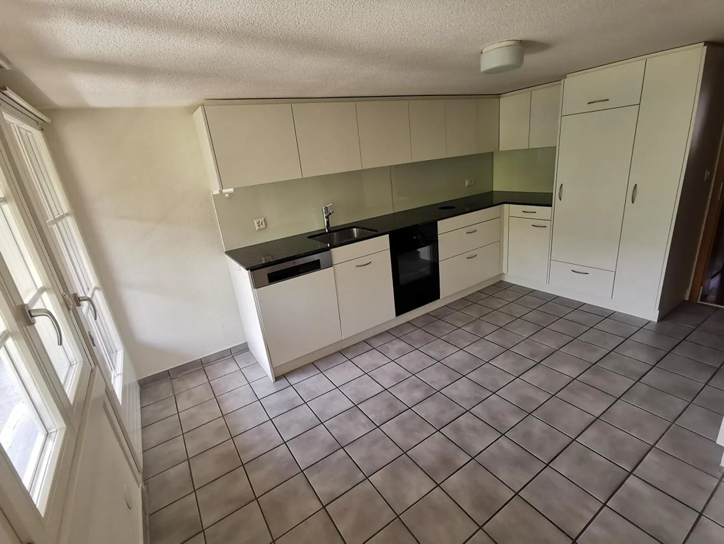 Charming semi-detached family house in a central location - Photo 2 of 10