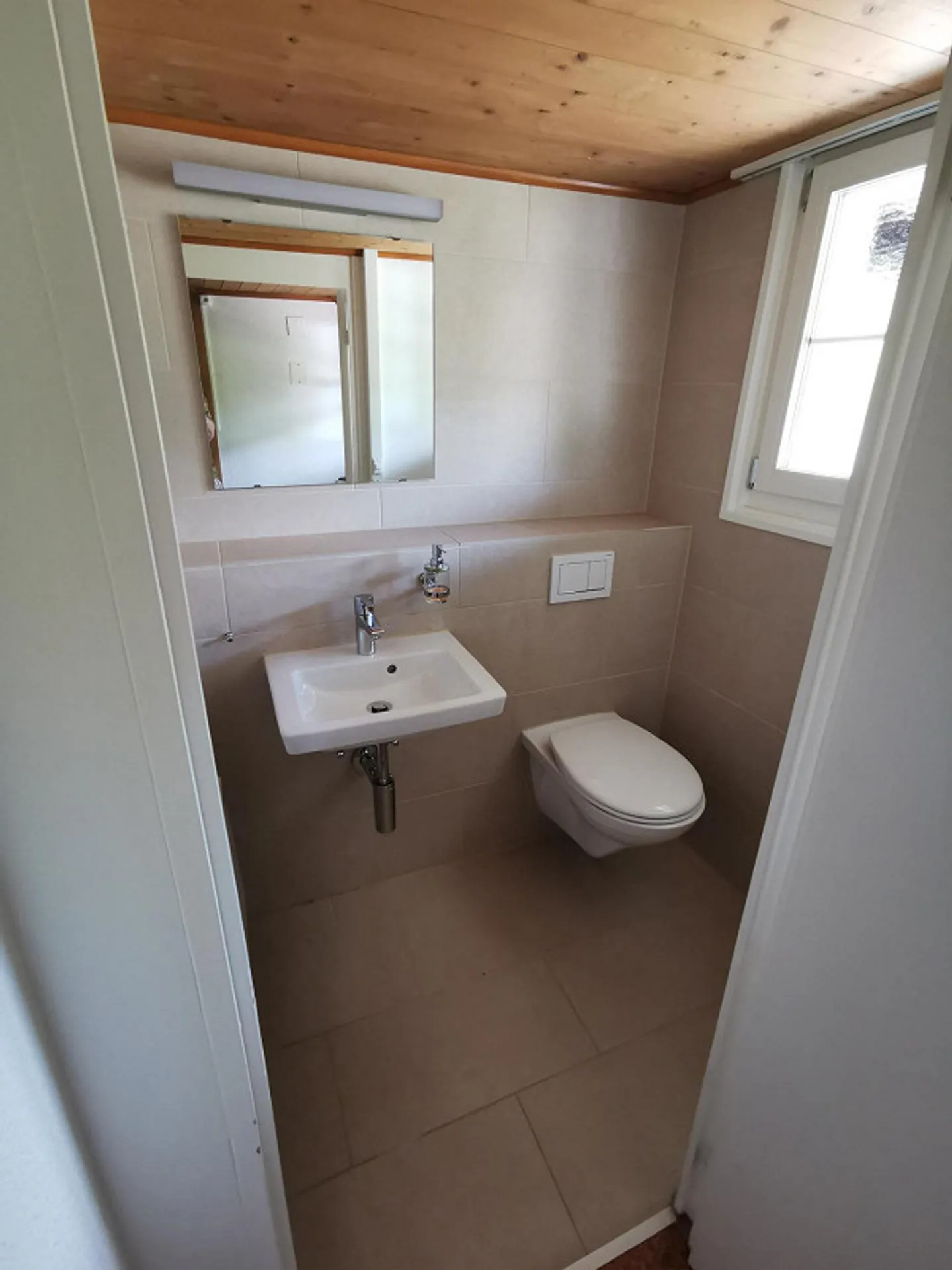 Charming semi-detached family house in a central location - Photo 3 of 10