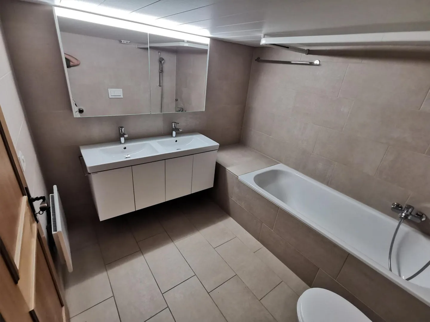Charming semi-detached family house in a central location - Photo 5 of 10