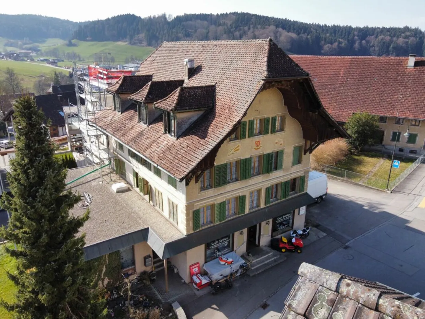 Casa multifamiliare parzialmente ristrutturata nel centro di Grossdietwil - Foto 2 di 2