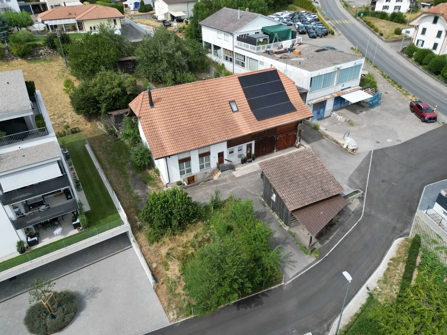 Multi-family house with building land in an attractive location - Photo 3 of 8