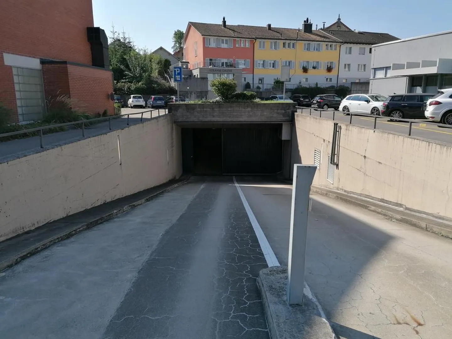 Underground parking space - cheap. central - Photo 1 of 4