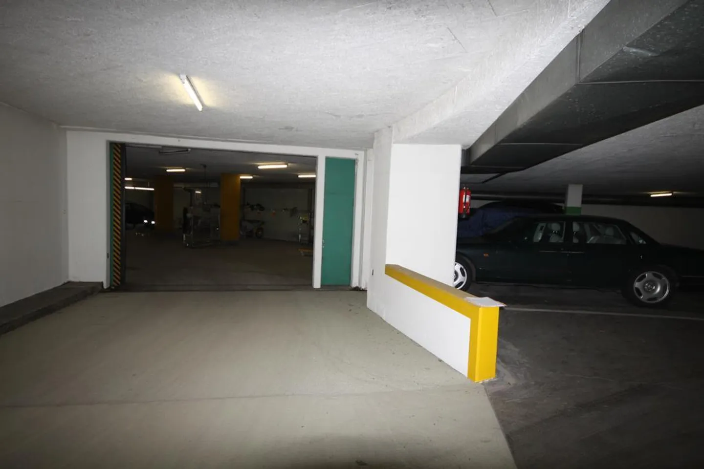 Underground parking space - cheap. central - Photo 2 of 4