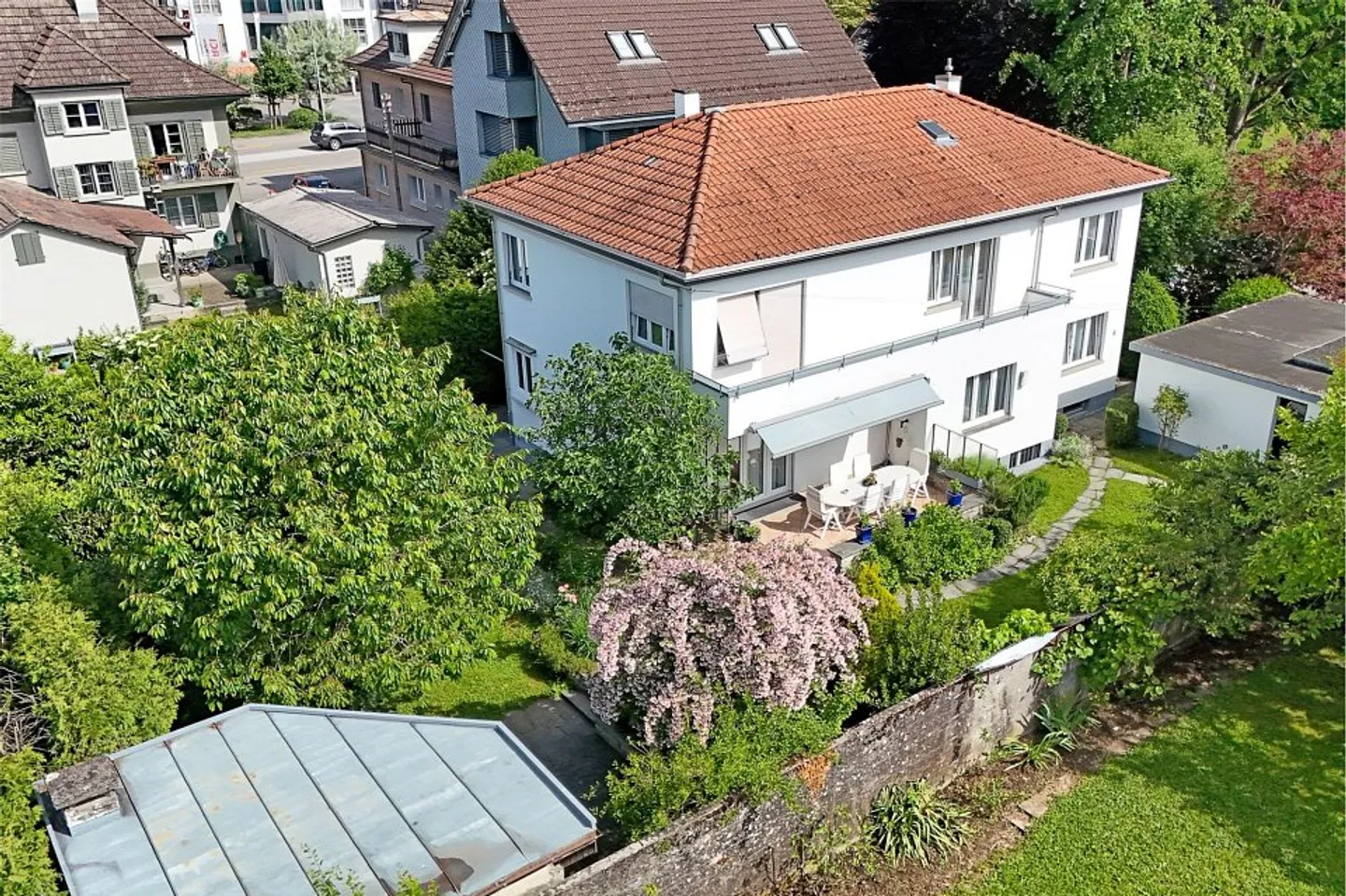 250 m² de surface habitable au cœur de Wildegg, calme, terrain de 784 m² WA3, à 100 m des transports publics et de Migros - Photo 2 sur 13