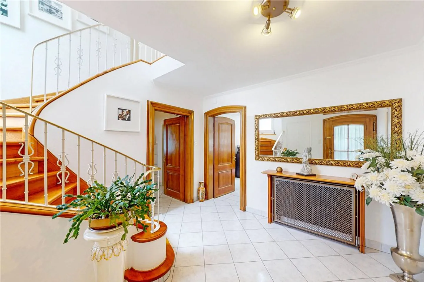 250 m² de surface habitable au cœur de Wildegg, calme, terrain de 784 m² WA3, à 100 m des transports publics et de Migros - Photo 3 sur 13